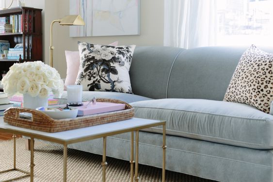 Vải bọc ghế sofa màu xanh nhẹ nhành, thanh khiết mang vẻ đẹp của sự hiện đại khiến phòng khách nhà bạn như trơ nên bừng sáng, thu hút mọi người
