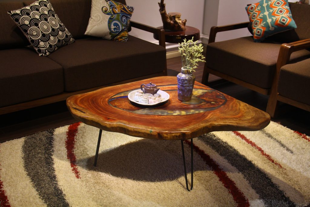 Bàn trà chân sắt mặt gỗ nguyên khối phong cách vintage phù hợp với gia đình yêu thích sự tự nhiên, mộc mạc