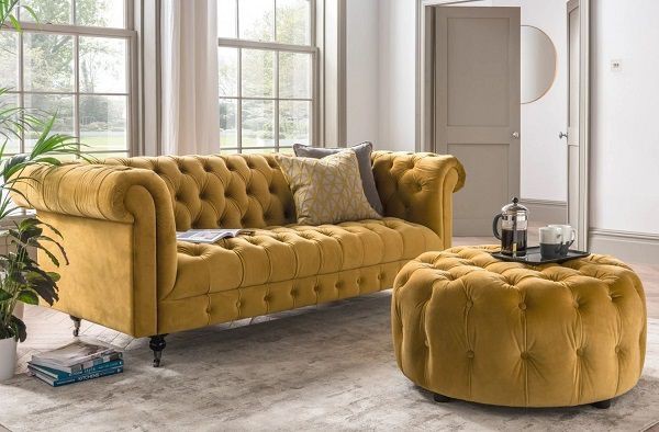 Sofa màu vàng điểm nhấn của cả căn phòng